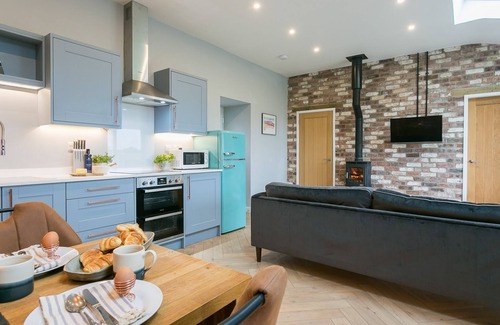 Bryngwran Cabaña | Plas Old Dairy - a hot tub that sleeps 4 guests in 2 bedrooms