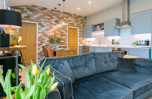 Bryngwran Cabaña | Plas Old Dairy - a hot tub that sleeps 4 guests in 2 bedrooms