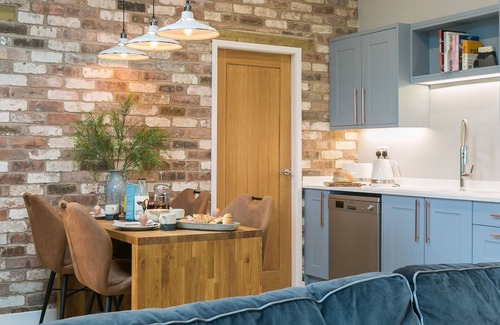 Bryngwran Cabaña | Plas Old Dairy - a hot tub that sleeps 4 guests in 2 bedrooms