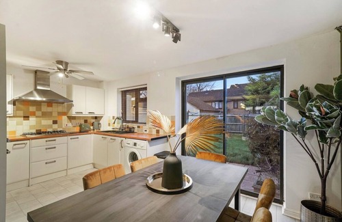 Stone Casa | Platinum Hayes - Stylish 3 Bed House in Greenhithe