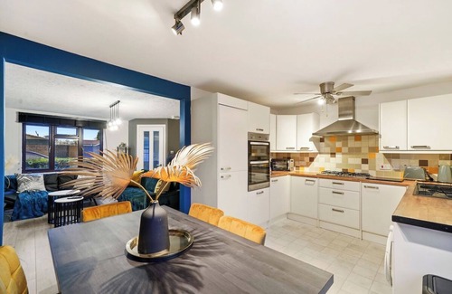 Stone Casa | Platinum Hayes - Stylish 3 Bed House in Greenhithe