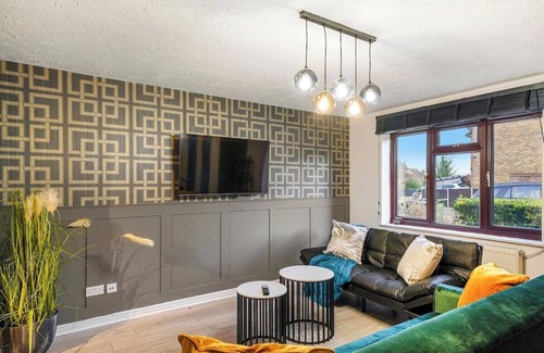 Stone Casa | Platinum Hayes - Stylish 3 Bed House in Greenhithe