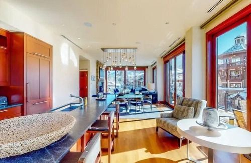 Vail Apartamento | Platinum Vail Solaris 3 Bedroom Vacation Rental Set at the Base of the Mountain Just Steps From the Gondola