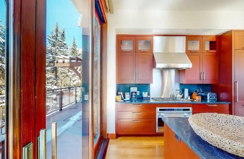 Vail Apartamento | Platinum Vail Solaris 3 Bedroom Vacation Rental Set at the Base of the Mountain Just Steps From the Gondola