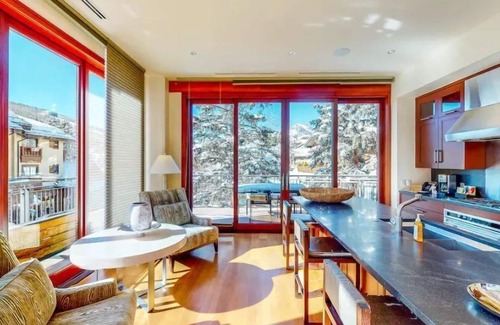 Vail Apartamento | Platinum Vail Solaris 3 Bedroom Vacation Rental Set at the Base of the Mountain Just Steps From the Gondola