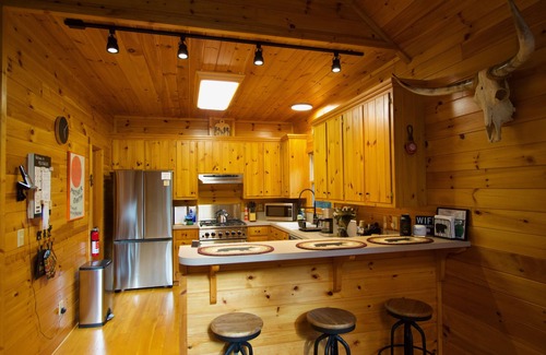 Ferguson Cabina | Nature’s Nest: Cozy 3BR Lodge Near Hiking, Fishing & Zip Lines in NC Foothills