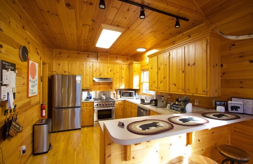 Ferguson Cabina | Nature’s Nest: Cozy 3BR Lodge Near Hiking, Fishing & Zip Lines in NC Foothills