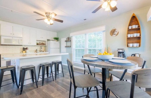 Emerald Isle Apartamento | Play & Relax~Group and Family Fun! Dog Friendly.