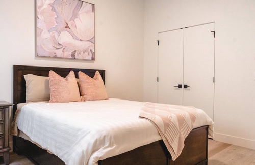 Black Mountain Hotel | Play & Stay/Lake views/Pool Table