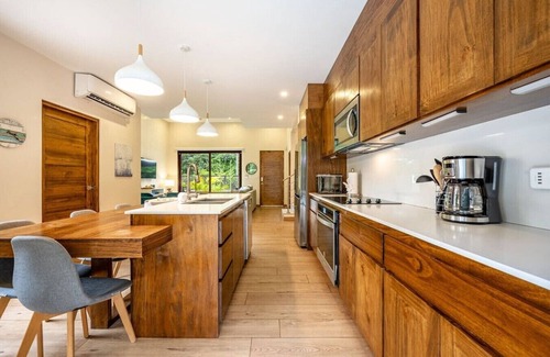Potrero Chalet De Esquí | Playa Potrero: Stunning modern 3 Br, 3.5 bath home - Casa Coralis