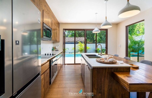 Potrero Chalet De Esquí | Playa Potrero: Stunning modern 3 Br, 3.5 bath home - Casa Coralis