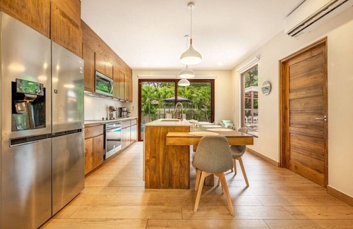 Potrero Chalet De Esquí | Playa Potrero: Stunning modern 3 Br, 3.5 bath home - Casa Coralis