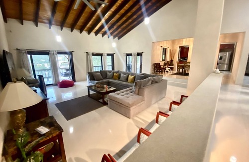 Estate Bonne Resolution Casa | Tranquila villa de lujo Azalea con increíble vista al mar! En el exuberante lado norte