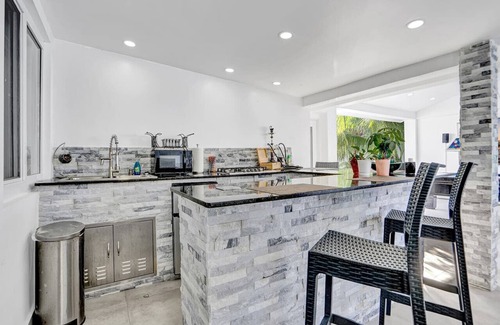 Miami Gardens Villa | Playhouse Fun! 8min Hard Rock, Pool & Tub + Games