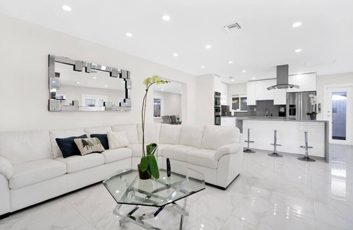 Miami Gardens Villa | Playhouse Fun! 8min Hard Rock, Pool & Tub + Games
