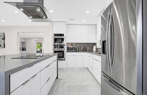 Miami Gardens Villa | Playhouse Fun! 8min Hard Rock, Pool & Tub + Games