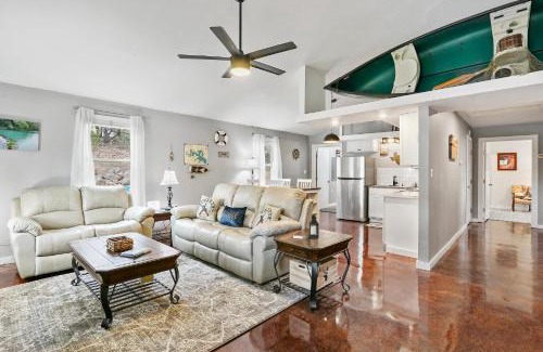 Canyon Lake Casa | Playin Hooky
