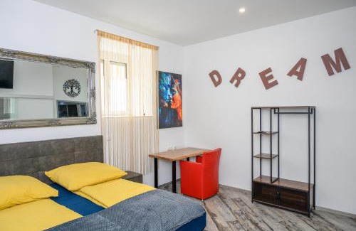 Enns Casa | PLAZA ROOMS & APPARTEMENT - Café & Bar