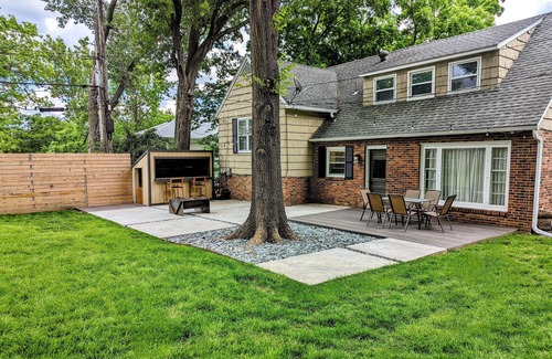 Kansas City Casa | Plaza Smart Home with garage parking