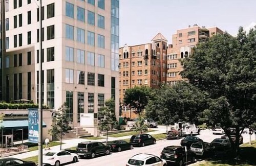 West Plaza Apartamento | Plaza Studio -> Walk to Shops & Dining + Close to KU Med & Saint Lukes Hospitals