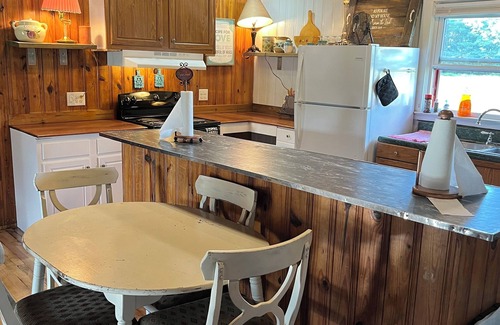 Hallsboro Casa | Pleasant 2 bedroom farmhouse
