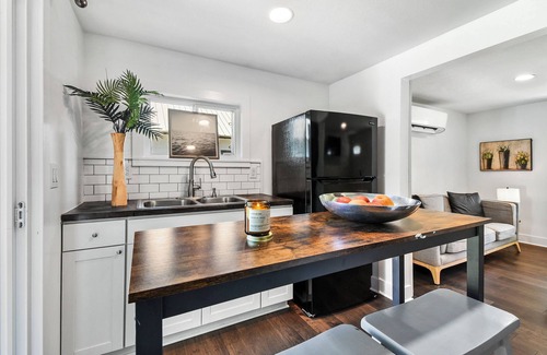 St. Augustine Cabaña | Pleasant 2-bedroom cottage, Amazing back yard, Pet Friendly in St. Augustine
