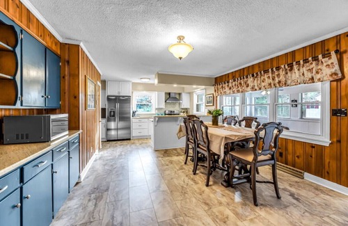Greensboro Casa | Pleasant Acre -Charming and Spacious Home
