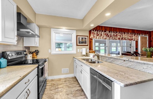 Greensboro Casa | Pleasant Acre -Charming and Spacious Home