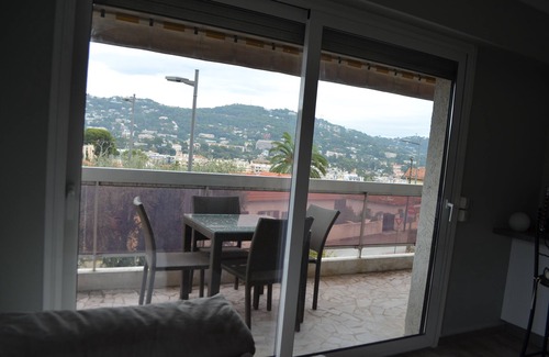 Riou - Petit Juas - Av de Grasse Apartamento | Pleasant apartment with open view near Cannes