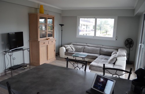 Riou - Petit Juas - Av de Grasse Apartamento | Pleasant apartment with open view near Cannes