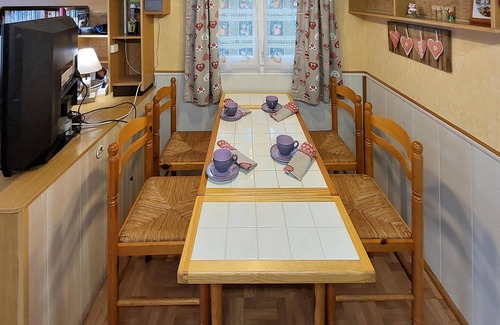 Besse-en-Chandesse Casa | Pleasant and cozy mobile home on a family friendly campsite.