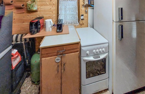 Besse-en-Chandesse Casa | Pleasant and cozy mobile home on a family friendly campsite.