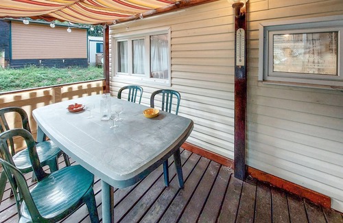 Besse-en-Chandesse Casa | Pleasant and cozy mobile home on a family friendly campsite.