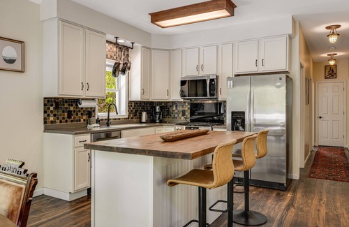 Hendersonville Casa | Pleasant Grove Hideaway | Private Creekside Retreat w/ Hot Tub & Trails