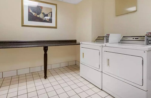 New Cumberland Casa | Pleasant room with bath close to the State Capital