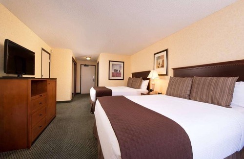 Tri-Cities Complejo | Pleasant Stay! 2 Comfortable Units for Families, w/ Free Parking, Onsite Pool!