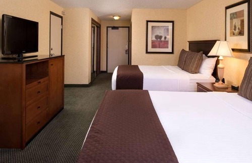Tri-Cities Complejo | Pleasant Stay! 2 Comfortable Units for Families, w/ Free Parking, Onsite Pool!