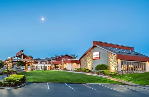 Tri-Cities Complejo | Pleasant Stay! 2 Comfortable Units for Families, w/ Free Parking, Onsite Pool!