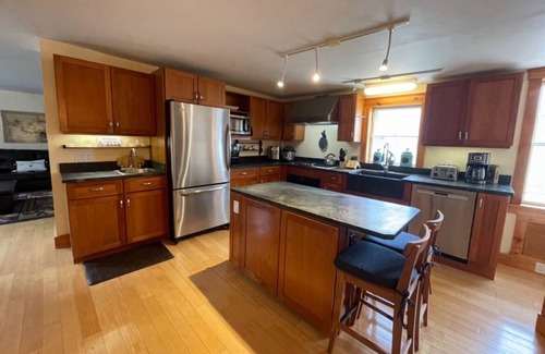 Ludlow Apartamento | Pleasant Street Retreat in Downtown Ludlow on Shuttle Route