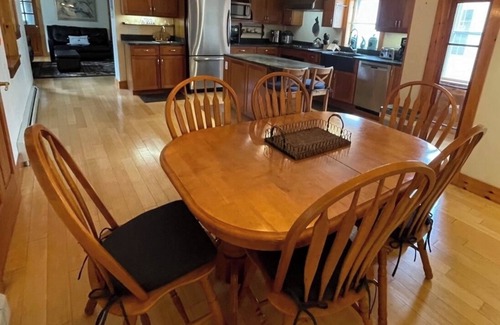 Ludlow Apartamento | Pleasant Street Retreat in Downtown Ludlow on Shuttle Route