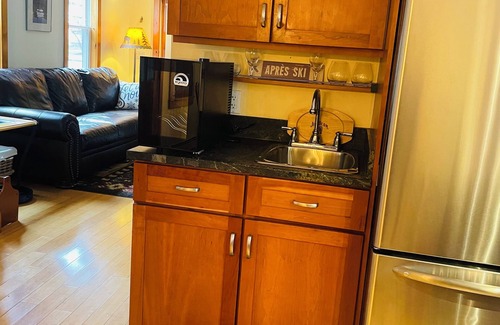 Ludlow Apartamento | Pleasant Street Retreat in Downtown Ludlow on Shuttle Route