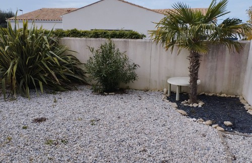 LHoumeau Apartamento | Pleasant studio with private courtyard