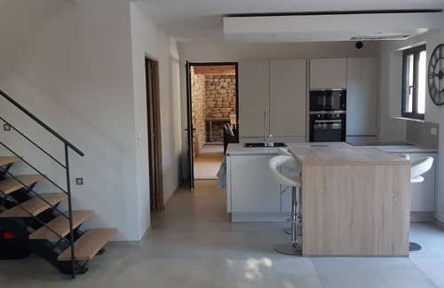 Menerbes Casa | Pleasant vacation home with heated pool