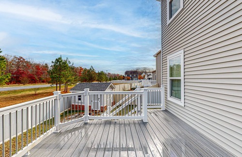 Waldorf Casa | Pleasant White Plains home with in-home gym, game tables, & jetted tub