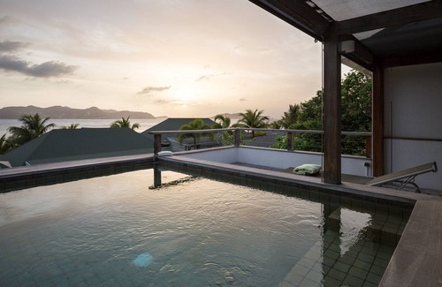 Pointe Milou Villa | Vistas majestuosas, ubicación conveniente, piscina grande y cómoda, salas de estar privadas