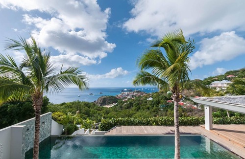 Lurin Villa | Impresionantes vistas al mar, piscina larga y terraza cubierta, a un corto paseo de la playa