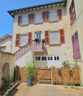 Charlieu Casa | Plein cœur centre historique de Charlieu avec parking et garage vélo moto