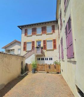 Charlieu Casa | Plein cœur centre historique de Charlieu avec parking et garage vélo moto