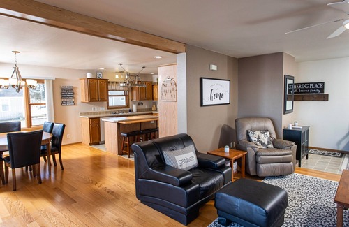 Shawano Casa | Plenty of room for family and friends at our home on full rec Shawano Lake!