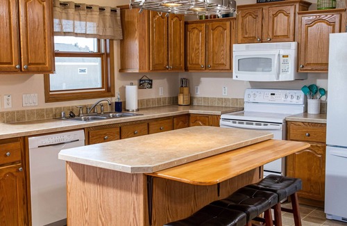 Shawano Casa | Plenty of room for family and friends at our home on full rec Shawano Lake!